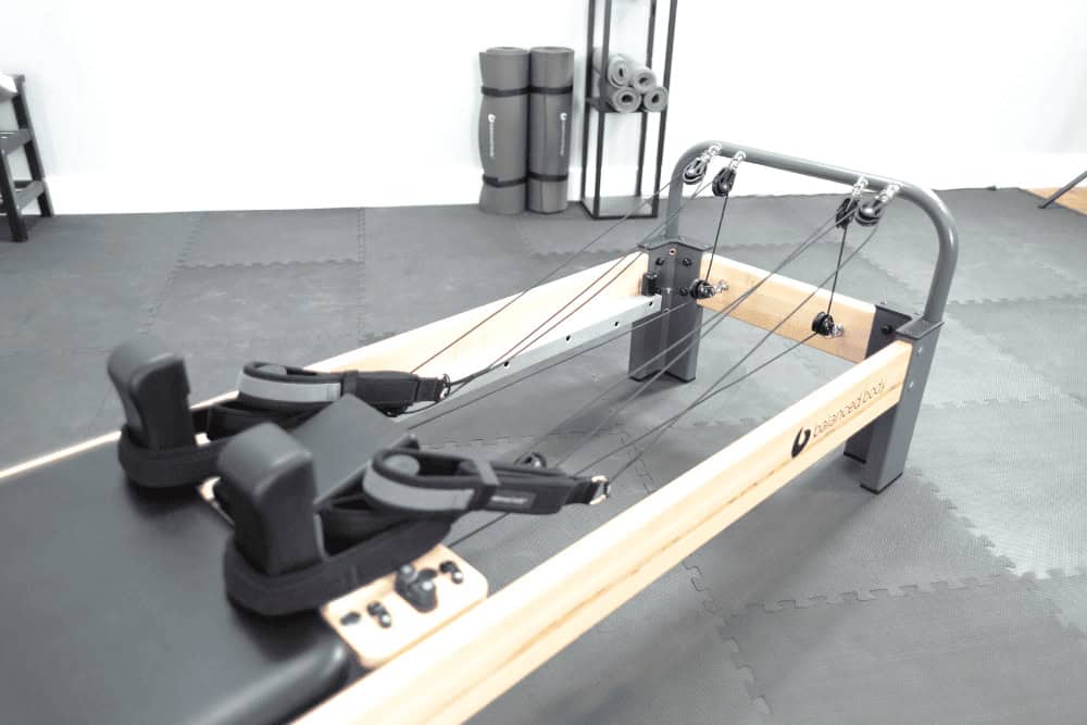 Rialto Reformer Konnector ar vienas virves sistēmu uz grīdas.