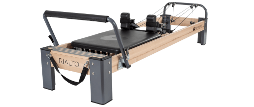 Rialto Reformer – uzlabo Pilates treniņu ar daudzfunkcionālām iespējām Rialto Reformer ar regulējamām siksnām dinamiskam Pilates treniņam