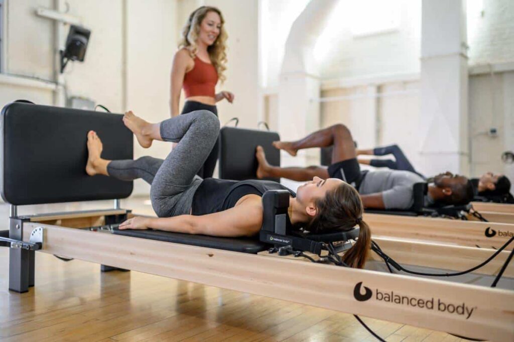 Pilates nodarbība, izmantojot Balanced Body Rialto Reformer Jumpboard.