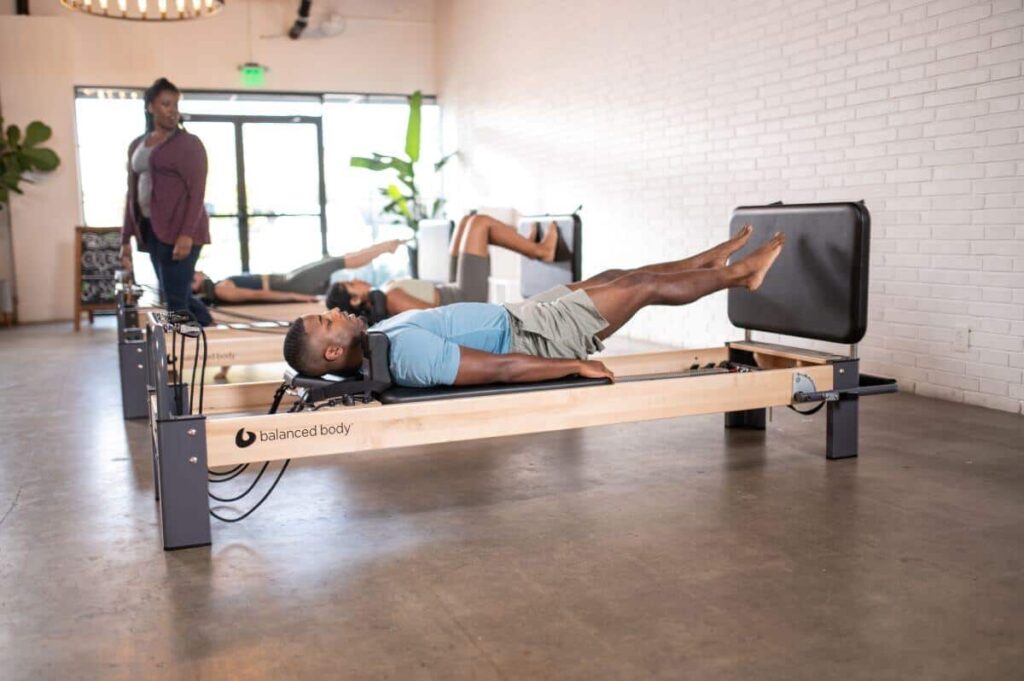 Pilatesa studenti izmanto Rialto Reformer Jumpboard studijā.