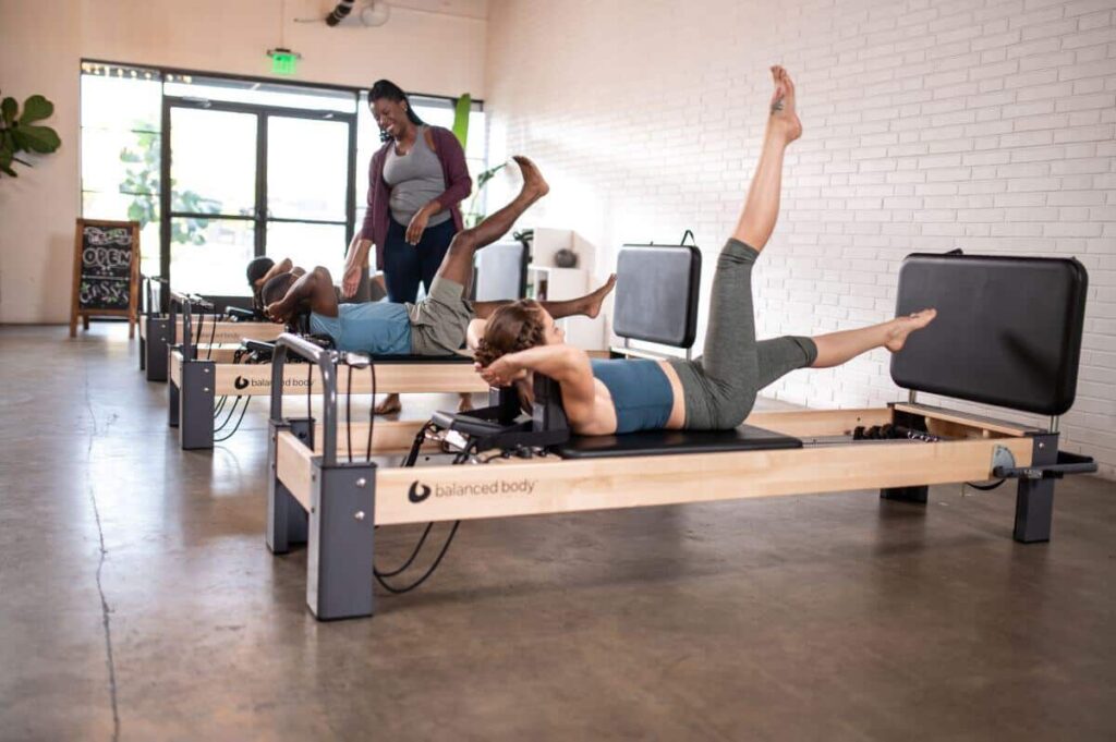 Pilates nodarbība ar Balanced Body Rialto Reformer Jumpboard.