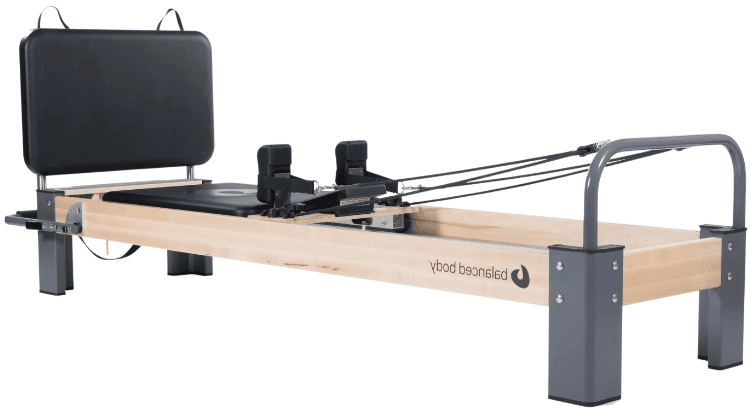 Profesionāls Pilates reformers daudzpusīgiem dinamiskajiem treniņiem.