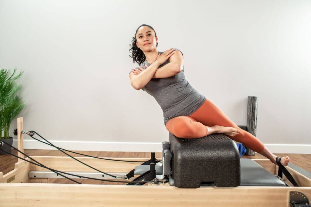 Sieviete vingro uz Sitting Box Lite ar reformeru