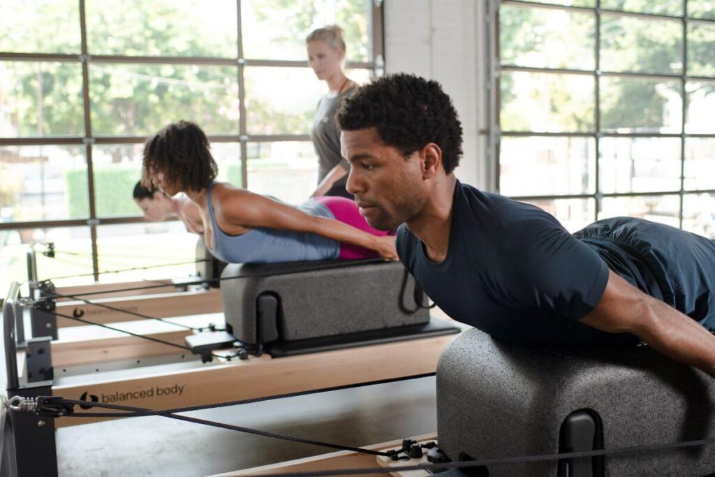 Pilates nodarbība ar Sitting Box Lite uz reformeriem studijā