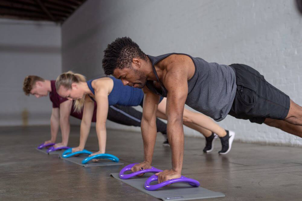 Групповое упражнение с использованием Balanced Body SmartBell для тренировки кора.