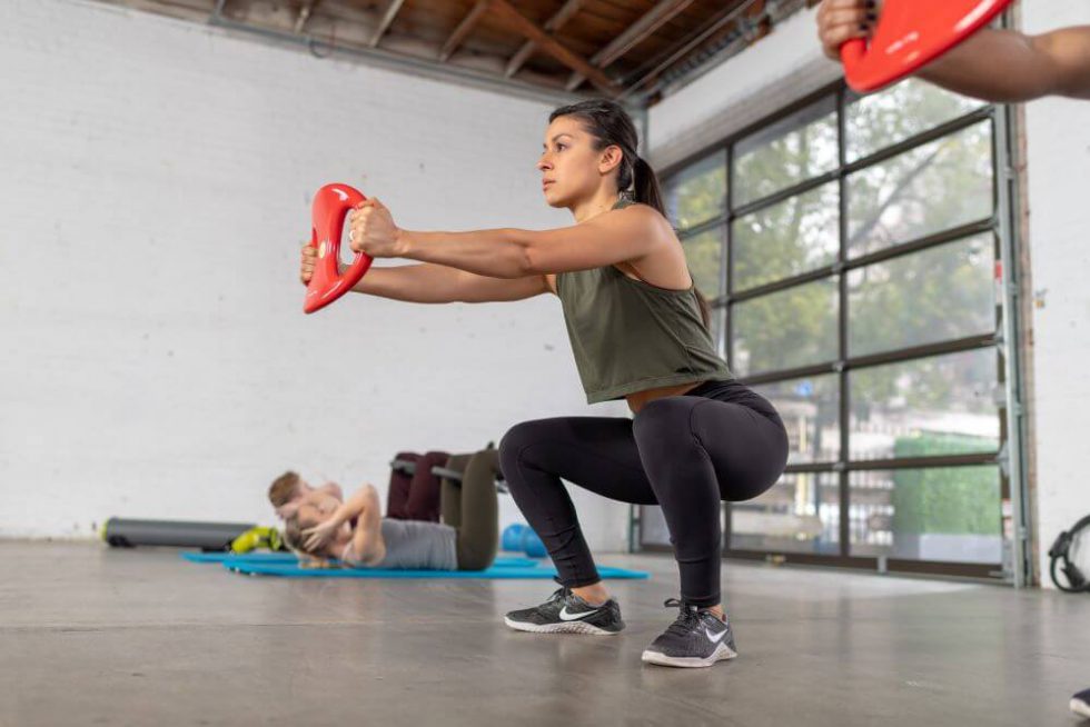 Человек занимается с SmartBell в фитнес-студии.