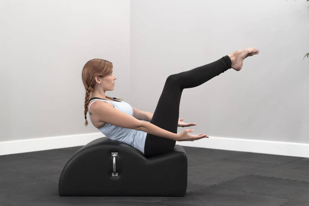 Persona vingro uz East Coast Step Barrel Pilates treniņam.