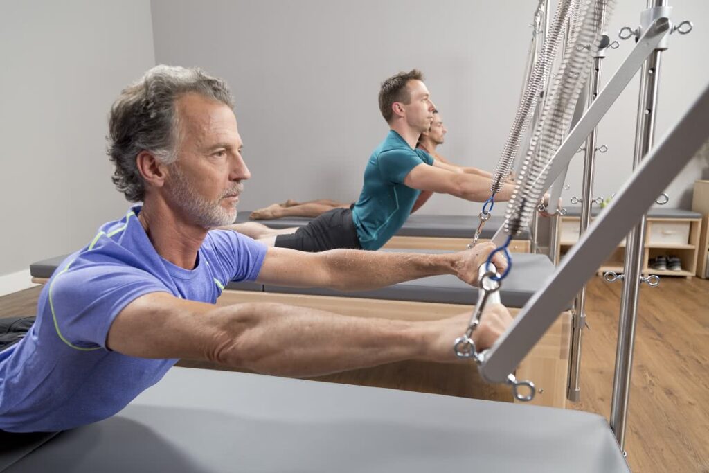 Pilates instruktori izmanto Studio Reformer ar Tower aprīkojumu