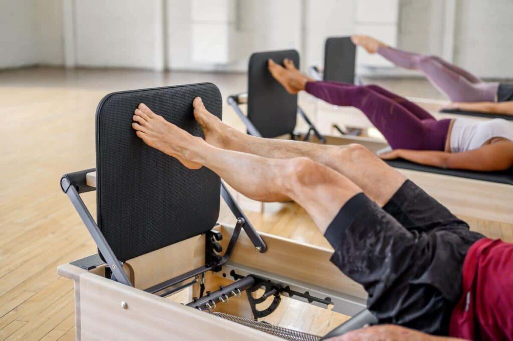 Pilates vingrinājums, izmantojot Balanced Body Studio Reformer Jumpboard.