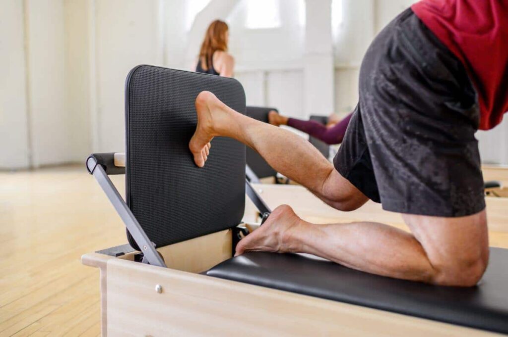 Lēkšanas dēlis uz studijas reformera Pilates vingrinājumiem.