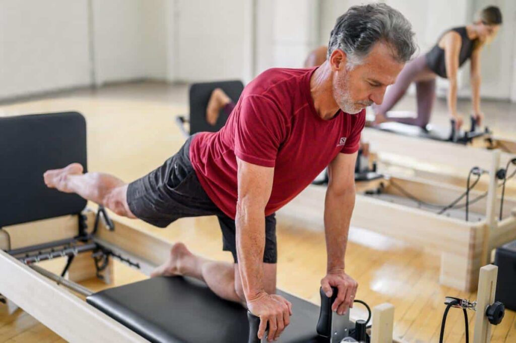 Pilates instruktore izmanto Studio Reformer ar Jumpboard.