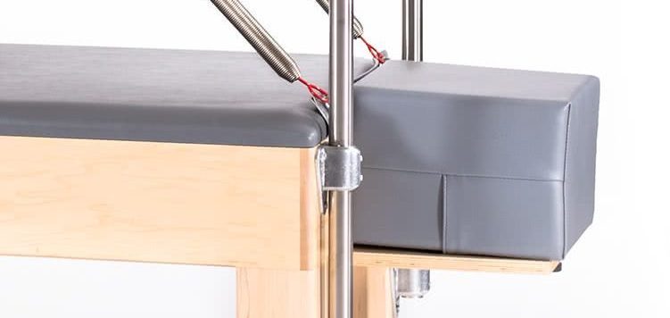 Trapece galdiņš ar izvēles izvelkamo plauktu un spilvenu no Balanced Body Polska.