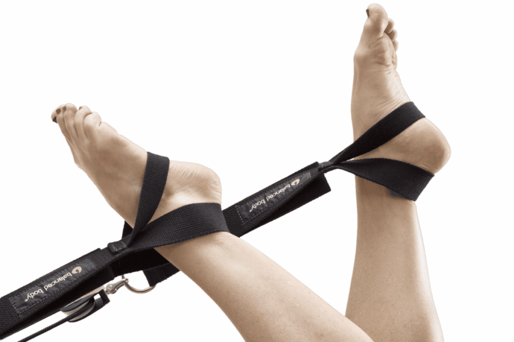 Ступни с петлями Balanced Body Tri Loops для поддержки при пилатесе.