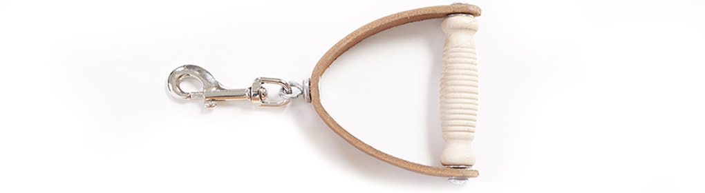 Klasiski koka rokturi ar ādu un āķiem Pilates aprīkojumam.