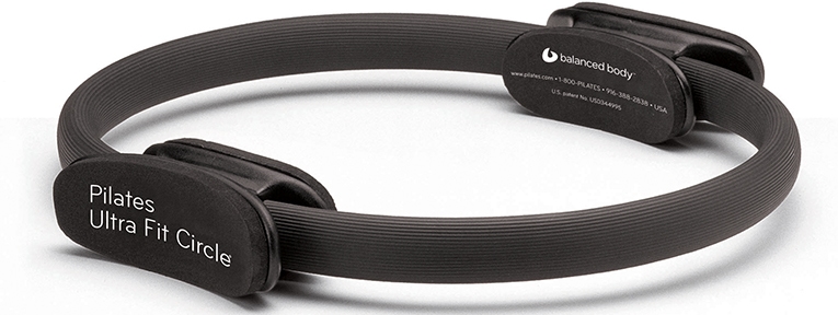 Pilates Ultra Fit Circle ar polsterētiem rokturiem stabilitātei un komfortam.
