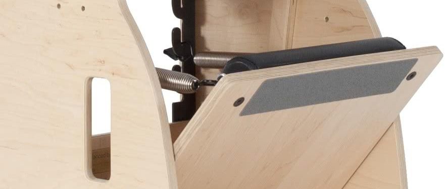 Pilates krēsla kāju platforma ar melnu neslīdošu polsterējumu drošībai.