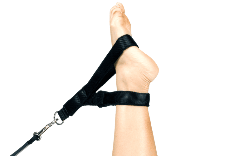 Y-образные петли, прикреплённые к ступне на тренажёре Пилатеса.