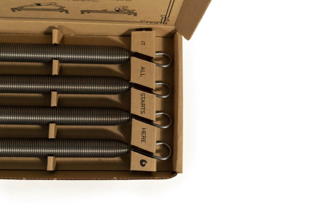 Contrology Reformer Springs atsperu kaste, kas demonstrē augstas kvalitātes iepakojumu.