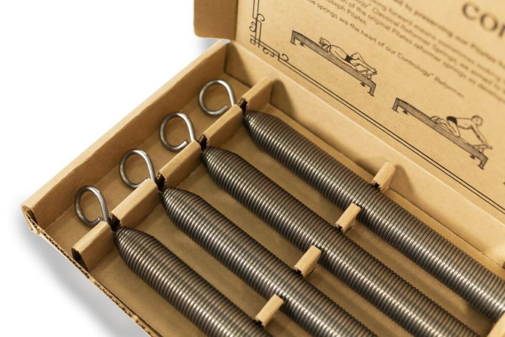 Contrology Reformer Springs atsperu komplekts atvērtā kastē.