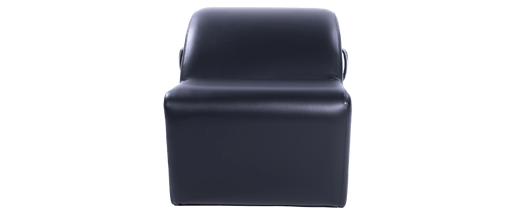 Melns Pilates barels ar konturētu formu un metāla rokturiem.