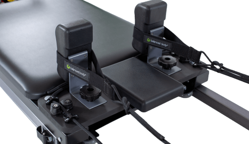 Pilates Carriage ar pielāgotu 8-riteņu sistēmu un melnu vinila polsterējumu