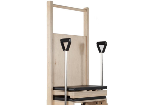 Pilates krēsls ar kļavas lamināta atzveltni un polsterētu sēdekli papildu atbalstam.