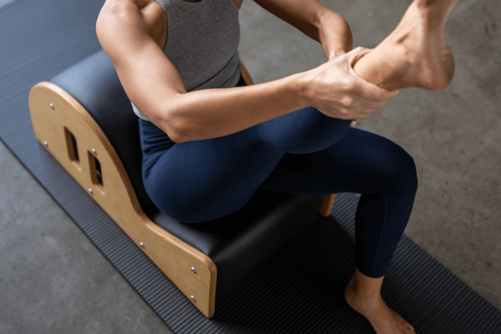 Persona vingro uz Clara Step Barrel ar izgrieztiem rokturiem.