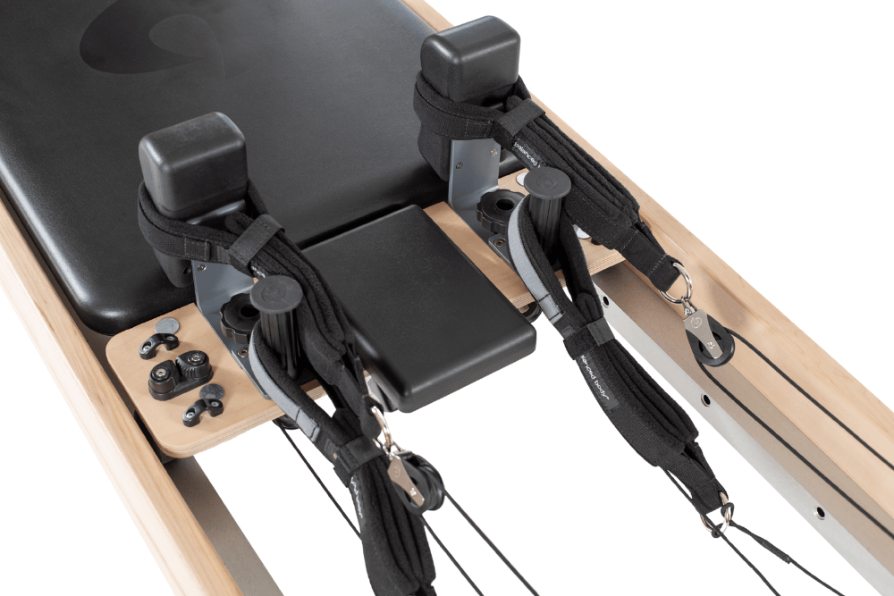 Rialto Reformer Konnector dinamiskajiem Pilates treniņiem Rialto Reformer Konnector ar vienas virves trīšu sistēmu.
