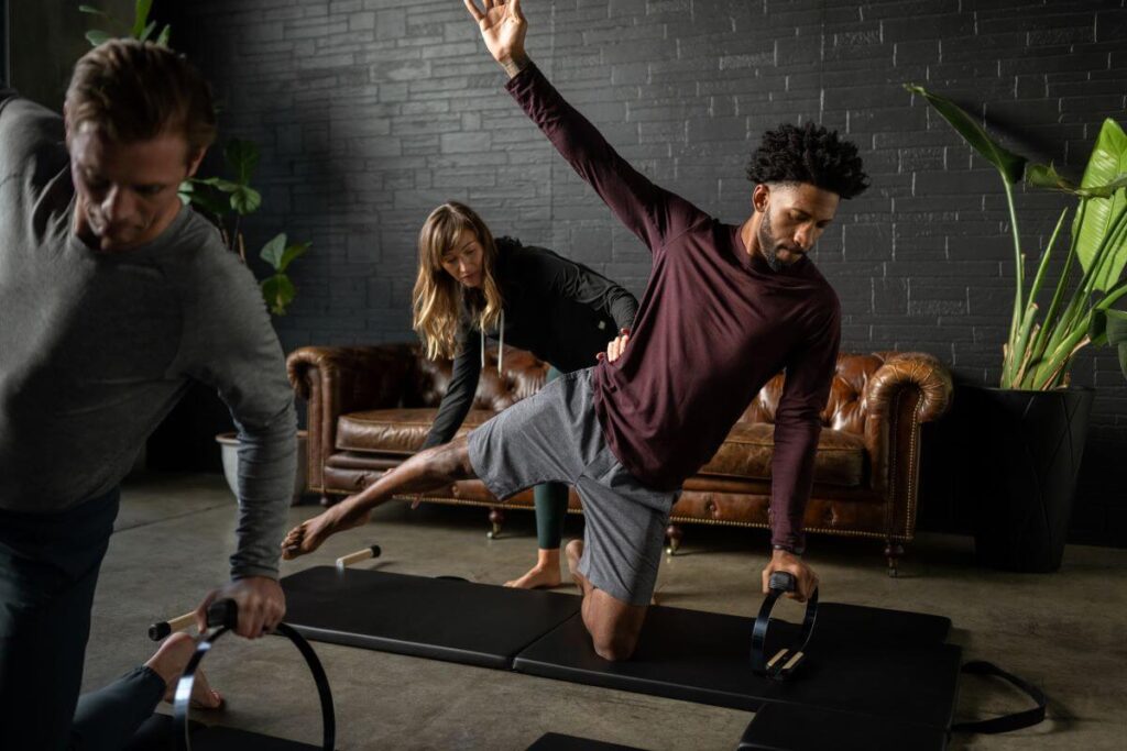 Практикующие пилатес используют пружинный круг для упражнений.