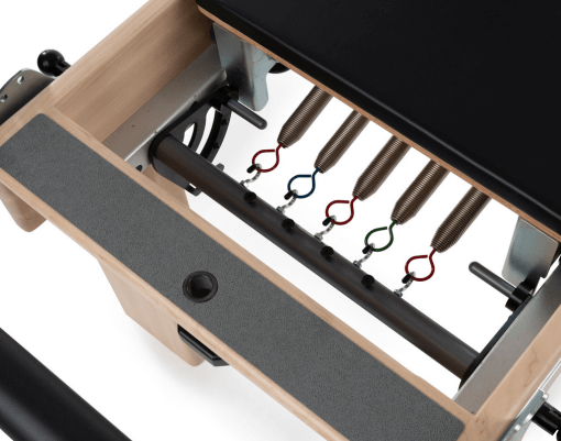 Balanced Body XSR kāju balsts un Revo atsperu stienis uz Studio Reformer.