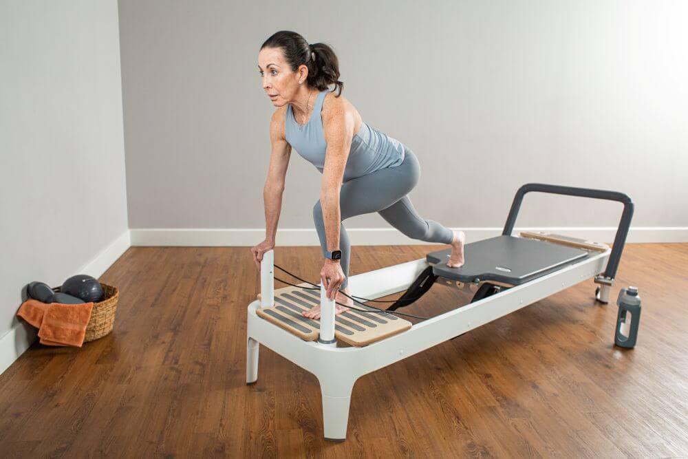 Instruktors izmanto Allegro 2 Head End Extended Platform Pilates nodarbībā.