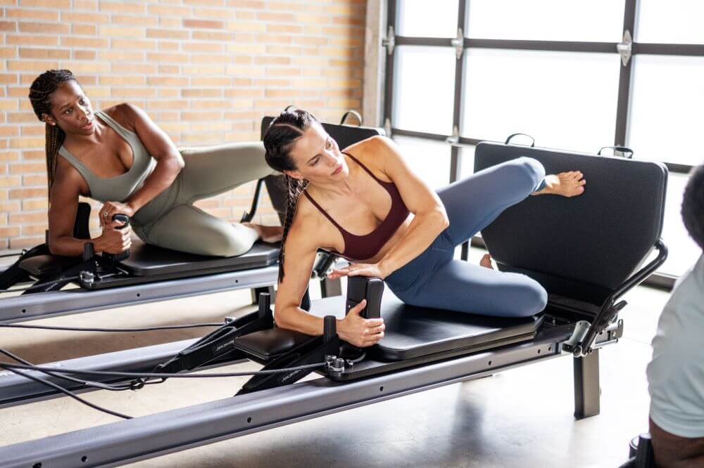 Pilates praktiķi izmanto Allegro NextGen Reformer Jumpboard.