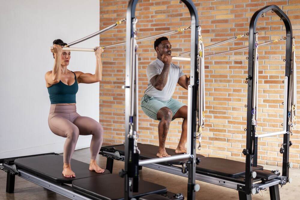 Упражнение по пилатесу на Allegro Nextgen Reformer с башней в студии.