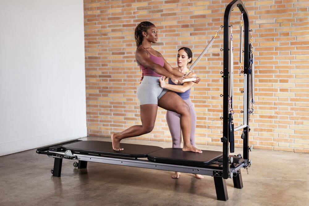 Инструкторы используют Allegro Nextgen Reformer с башней в студии.