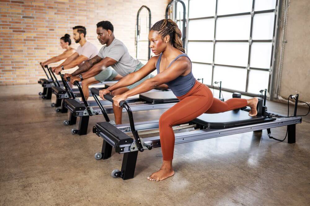 Grupa izmanto Allegro Nextgen Reformers Pilates studijā.