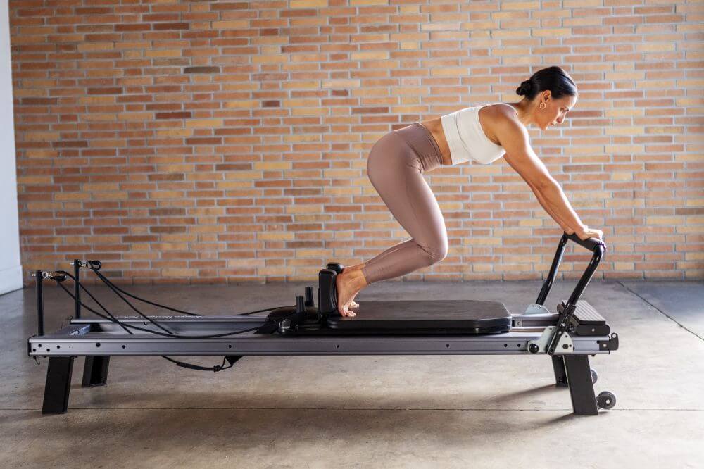 Allegro Nextgen Reformer lietošanā Pilates studijā.