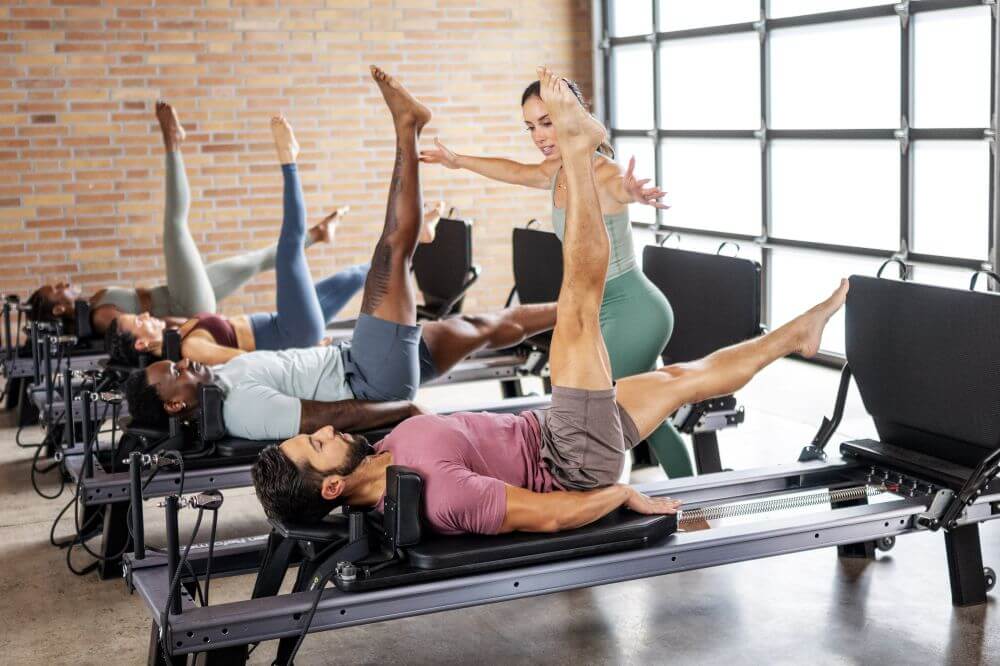 Grupas Pilates nodarbība ar Allegro NextGen Reformer Jumpboard lietošanu.