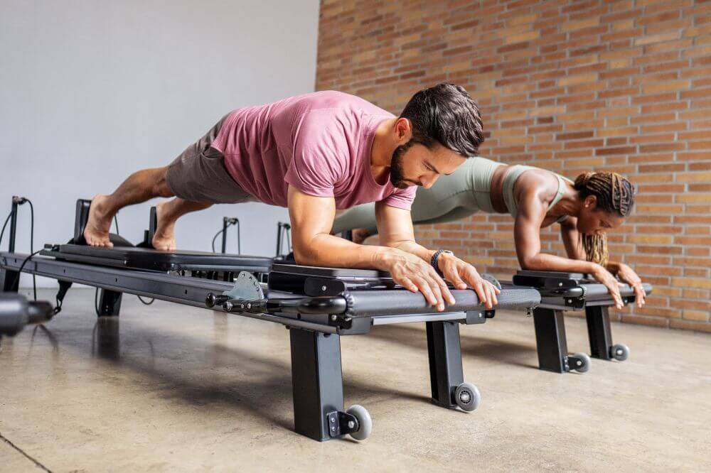 Pilates entuziasti izmanto Allegro NextGen stāvēšanas platformas paplašinātāju.