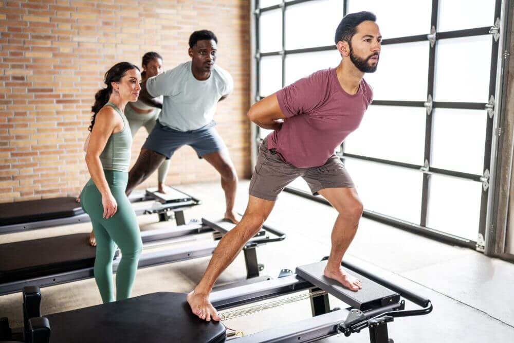Pilates nodarbība, izmantojot Allegro NextGen stāvēšanas platformas paplašinātāju.