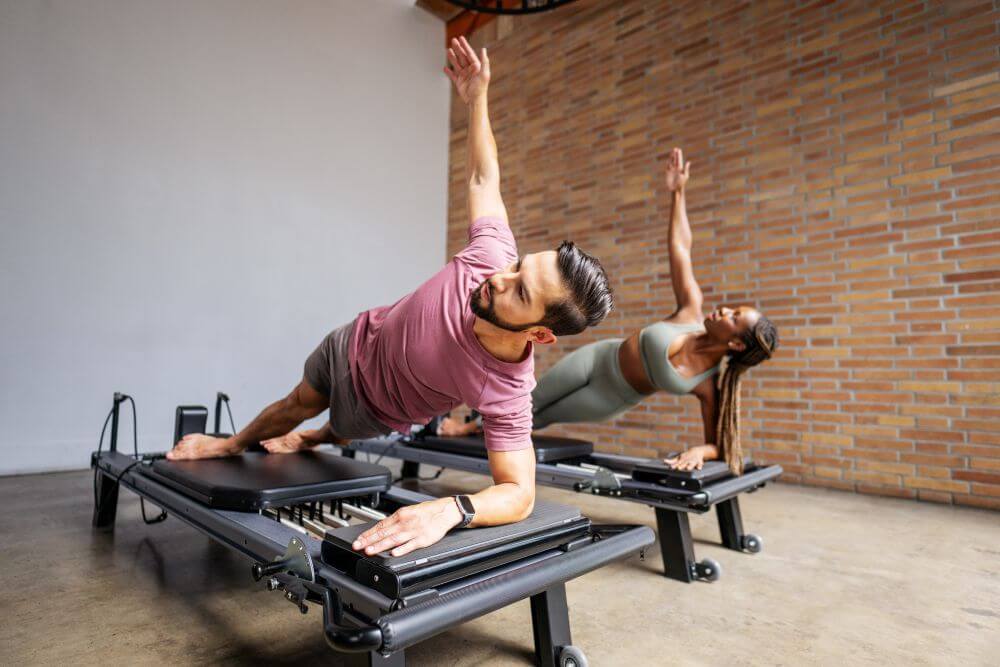 Pilates vingrinājumi uz Allegro NextGen stāvēšanas platformas paplašinātāja.