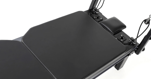 Реформер для пилатеса с противоскользящим ковриком для устойчивой тренировочной поверхности