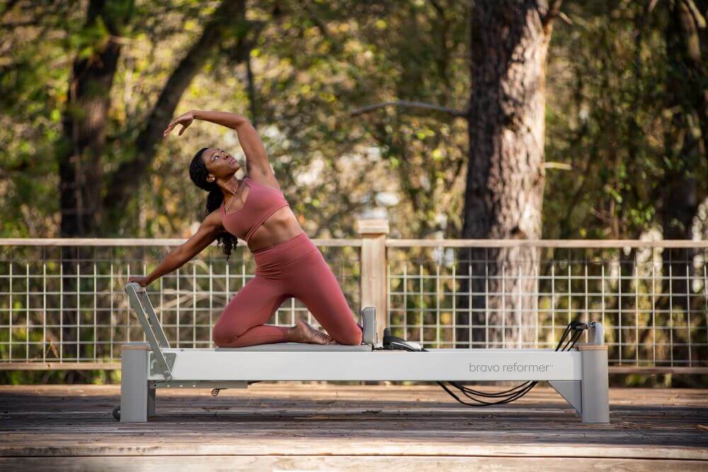 Упражнение по пилатесу на Bravo Reformer на открытом воздухе.