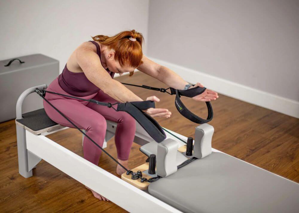 Женщина занимается на Bravo Reformer с удлинённой передней платформой