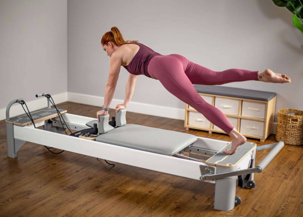 Persona vingro uz Bravo Reformer ar Platform Extender.